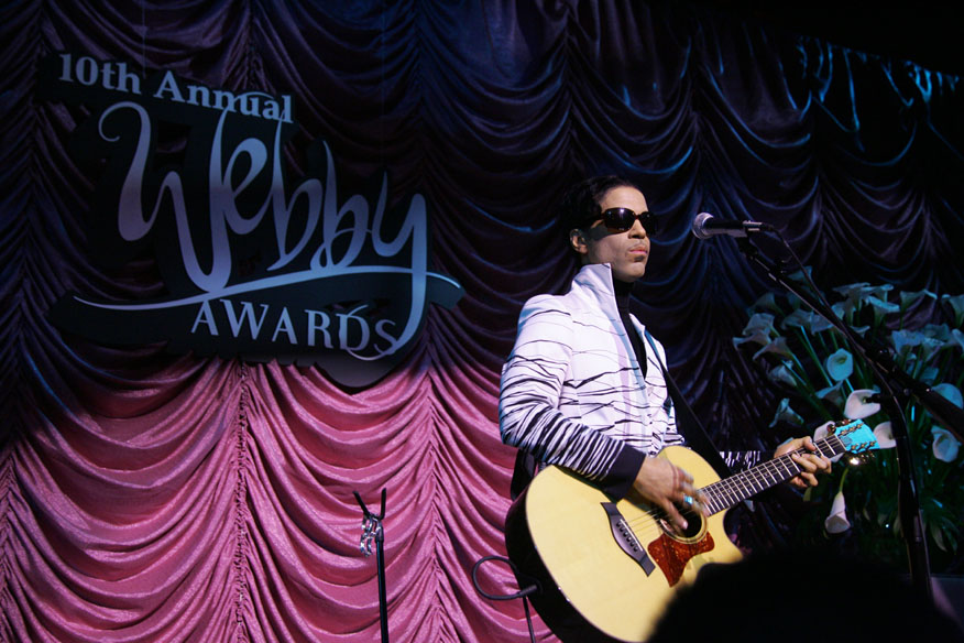 Prince, der für sein Lebenswerk ausgezeichnet wurde, schließt die 10. Annual Webby Awards mit einer besonderen akustischen Performance ab.